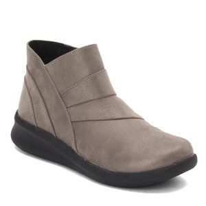 Clarks Women's Ankle Boots in Taupe and Black